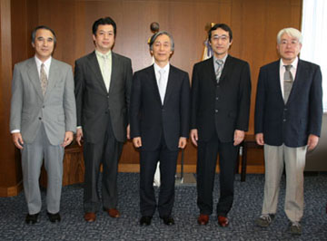 左より：山口 情報科学類長、林 社長、岩崎 学長、
佐々木 社長、海老原 情報学群長
